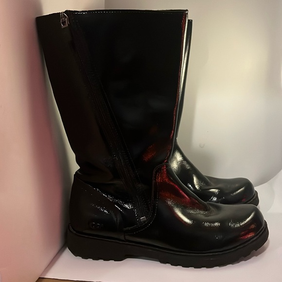 UGG women’s patent leather black S/N 1003590K US size 6 zip up boots - Picture 1 of 16